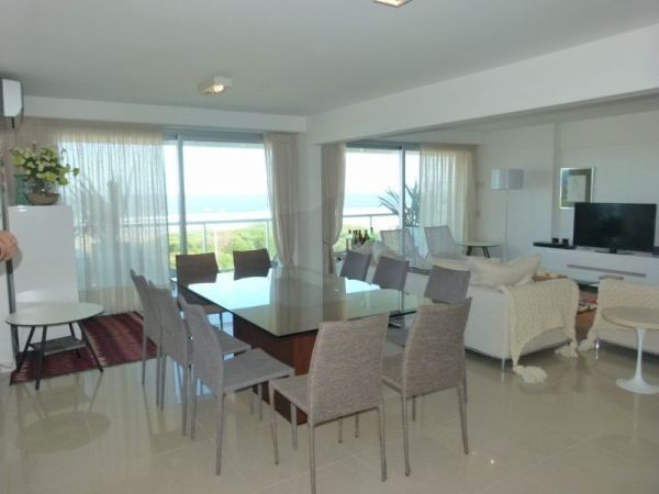 Excepcional departamento en alquiler con cuatro suite en primera fila de Playa Brava.